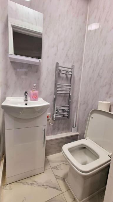 2 Bed Cosy Flat Close To Bus & Tube Station Londyn Zewnętrze zdjęcie