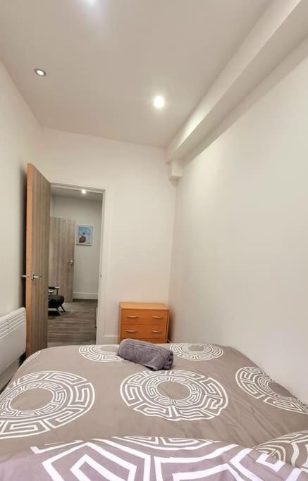 2 Bed Cosy Flat Close To Bus & Tube Station Londyn Zewnętrze zdjęcie