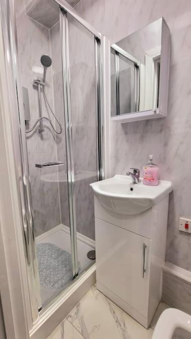 2 Bed Cosy Flat Close To Bus & Tube Station Londyn Zewnętrze zdjęcie